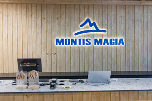 Montis Magia parduotuvės interjeras. Kalnams ir kelionėms.